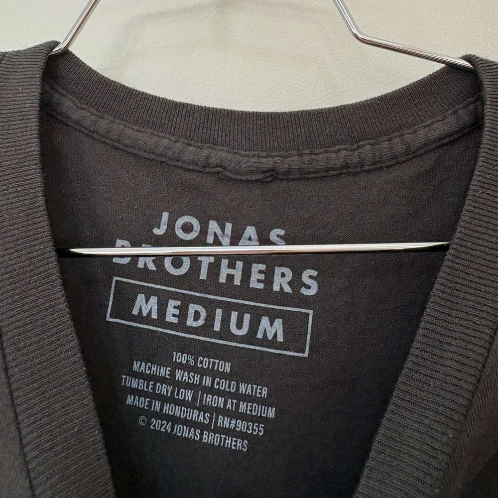 NWOT Urban Outfitters Jonas Brothers Graphic Tee Size Medium - Picture 7 of 11